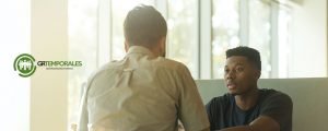 Entrevista de trabajo entre un reclutador y un candidato