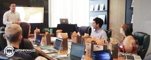 Equipo de trabajo en una reunión corporativa de fin de año