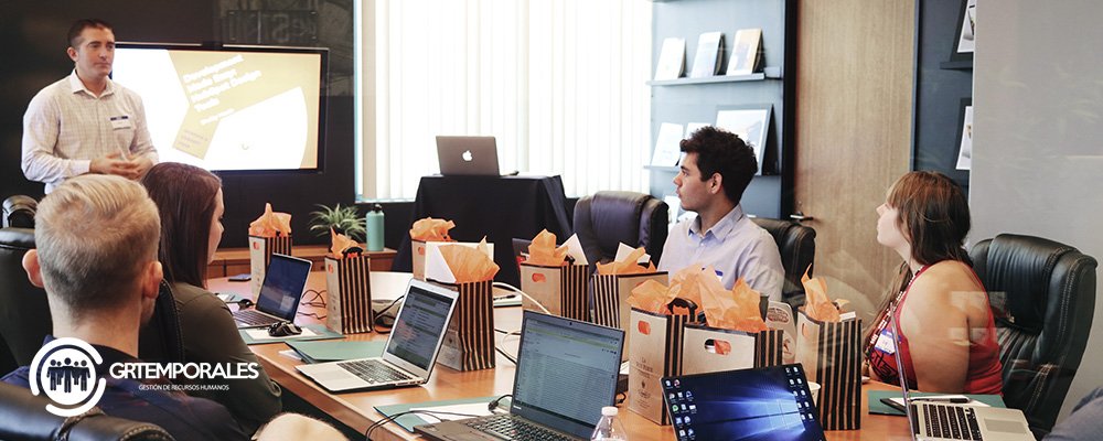 Equipo de trabajo en una reunión corporativa de fin de año