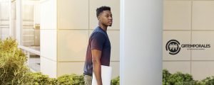 Joven profesional caminando con su computador portátil