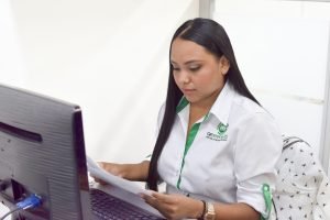 Colaboradora de GRTemporales revisando documentos frente al computador