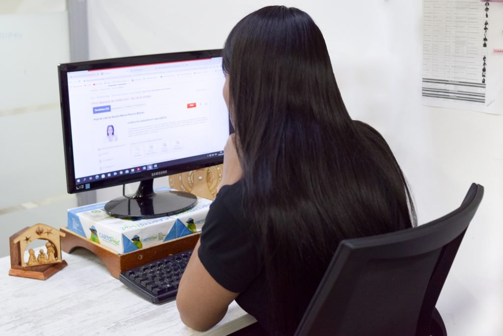 Colaboradora revisando una hoja de vida en el computador durante un proceso de selección