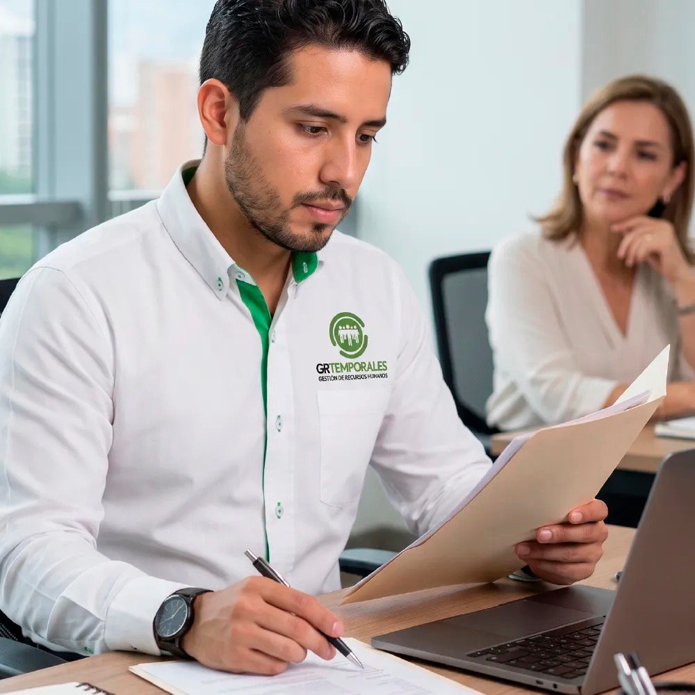 Asesor de GRTemporales revisando documentación junto a un cliente